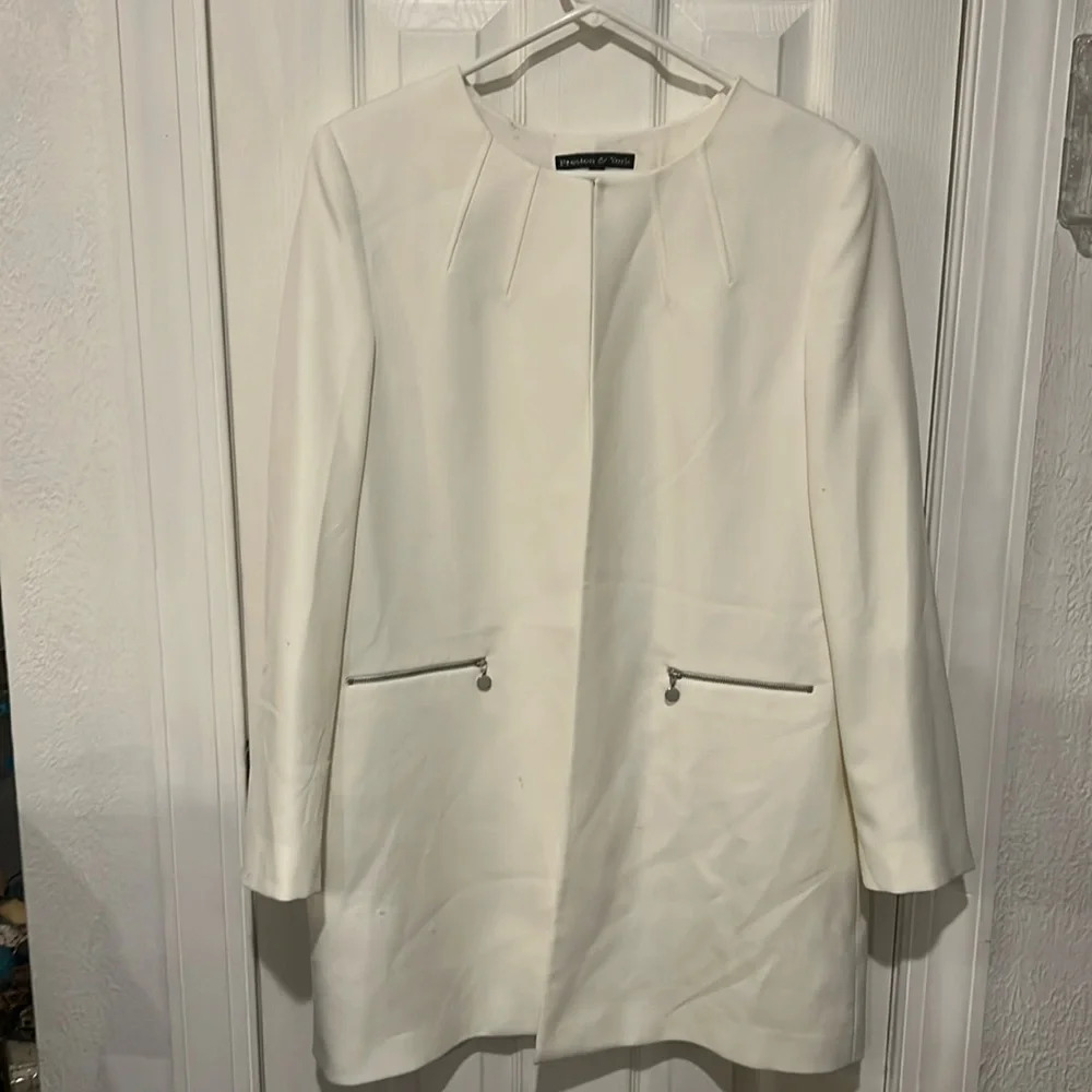 Women’s business or casual dress blazer